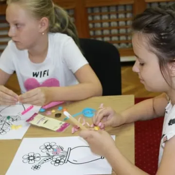 Warsztaty quillingu w bibliotece