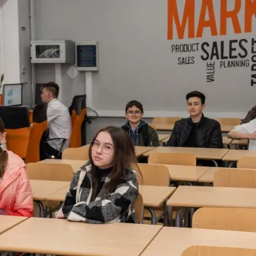 Elektryk kusił ósmoklasistów