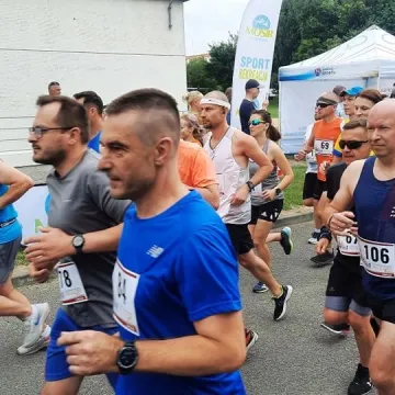 Ponad setka biegaczy stanęła na starcie biegu ulicznego w Radomsku