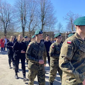 Foto budka, pokazy, poznawanie szkoły. Dzień  Otwarty w ZSP w Kamieńsku
