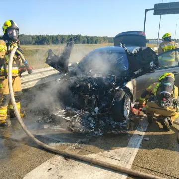 Niebezpieczne zdarzenie na A1. Palił się samochód osobowy
