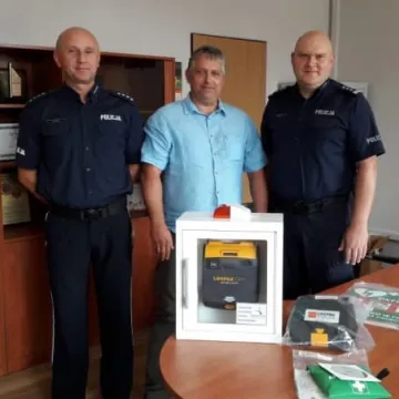 Defibrylator trafił do komendy w Radomsku