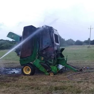 Pożar prasy rolniczej do balowania słomy