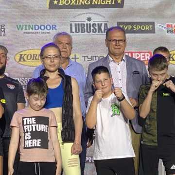Ceremonia ważenia zawodników przed galą Korner Radomsko Boxing Night