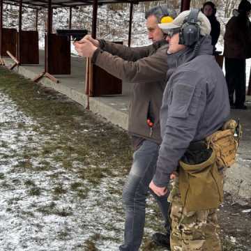 Szkoła Liderów na strzelnicy. Nauka, adrenalina i nowe doświadczenia