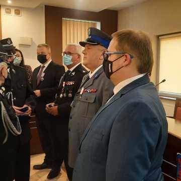 Arkadiusz Ciach zwrócił przyznane mu odznaczenie. W starostwie w Radomsku wręczono odznaki „Zasłużony dla Ochrony Przeciwpożarowej”