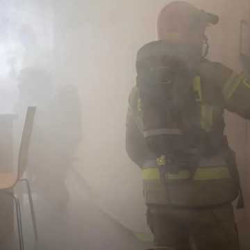 Pożar w Starostwie Powiatowym w Radomsku. Na szczęście to tylko ćwiczenia