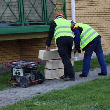W Radomsku trwa montaż budek lęgowych dla jerzyków