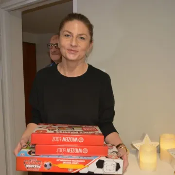 Widzewiacy w „Kamilu” ze świątecznymi prezentami