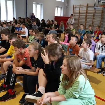 Dzieci przed wakacjami uczą się zasad udzielania pierwszej pomocy