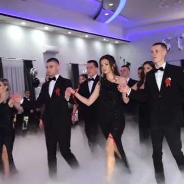 Szampańska zabawa studniówkowa ZSE w Radomsku