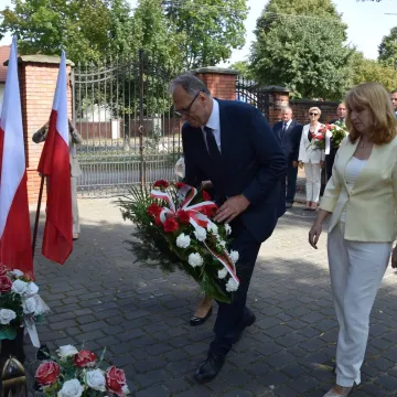 Kwiaty i zaduma w 86. rocznicę wybuchu wojny