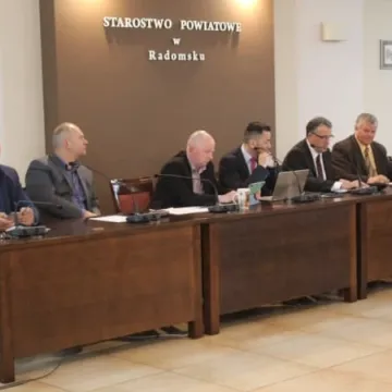 Sesja w powiecie: o zmianach w szkołach, petycjach mieszkańców