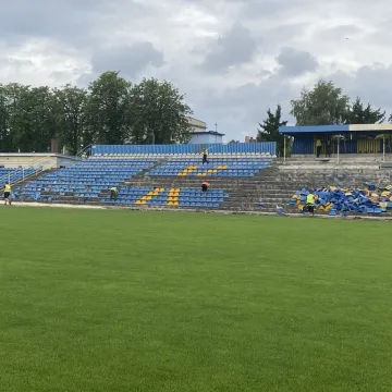 RKS Radomsko sprzedaje krzesełka z trybuny stadionu przy Brzeźnickiej 26