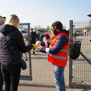 Miejskie targowisko otwarte. Policja pilnuje bezpieczeństwa sanitarnego