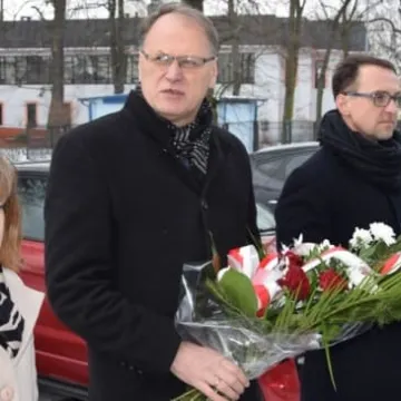 Kwiaty w rocznicę wyzwolenia Auschwitz 