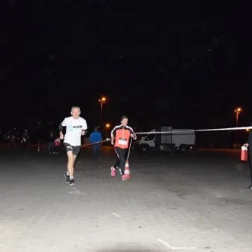 Nocne bieganie po placu targowym 