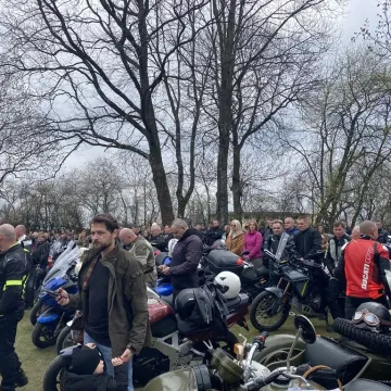 Tłumy motocyklistów i mieszkańców w Strzałkowie. Kolejna Moto Święconka za nami