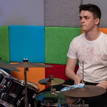 Elektryk kusił ósmoklasistów