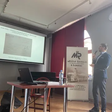 [WIDEO] Poszukiwania szczątków kapitana Stanisława Sojczyńskiego-Warszyca. Wykład dr Krzysztofa Latochy w Muzeum Regionalnym w Radomsku