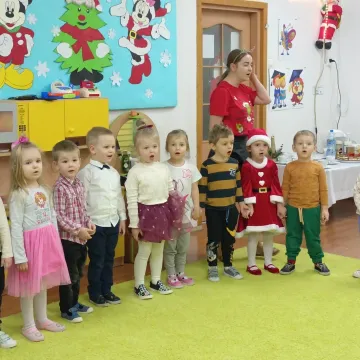 Przedszkolaki z PP nr 10 w Radomsku robiły świąteczne stroiki