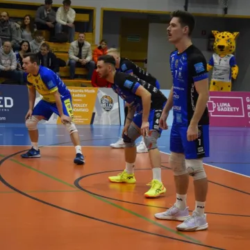 Trzy sety, trzy punkty. METPRIM Volley Radomsko zwycięża z SMS PZPS Spała III