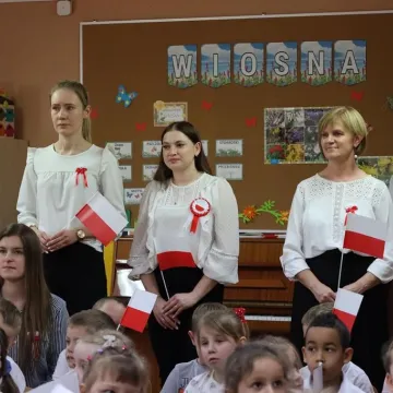 Na nowym maszcie PP4 w Radomsku powiewa już biało-czerwona flaga