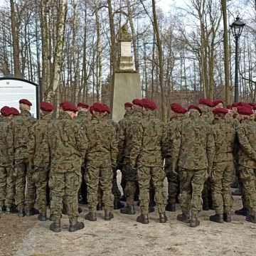 Wojskowi na historycznym spacerze po Przedborzu