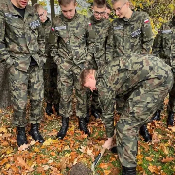 Uczniowie ZSDiOŚ w Radomsku zakopali kapsułę czasu