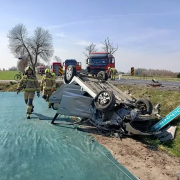Wypadek w Ochocicach. Zderzenie osobówki z ciężarówką