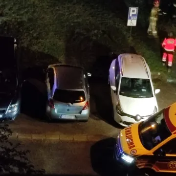 Starsza kobieta na balkonie. Interweniowały służby