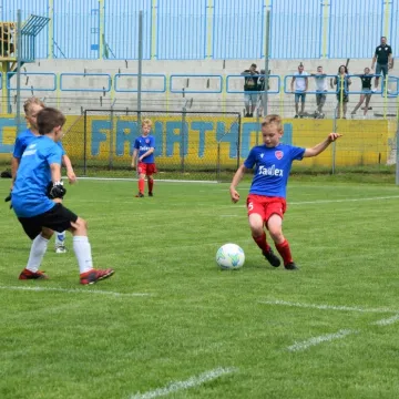 Mali piłkarze na dużej murawie