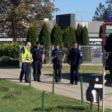 Ewakuacja ZSP 1 w Radomsku. Był pożar, strzały i osoby ranne