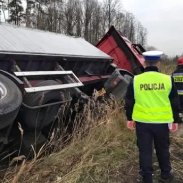 Wypadek na DK 1. Tir wjechał do rowu