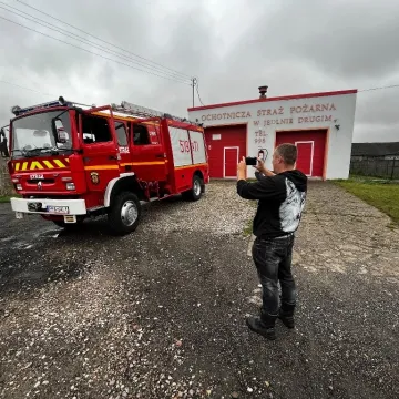 Wozy strażackie uchwycone w fotograficznym kadrze