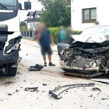 Kierowca osobowego renault zderzył się z betoniarką