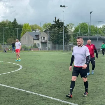 Żubry i Online Team z kompletem punktów w Lidze „Szóstek” w Radomsku