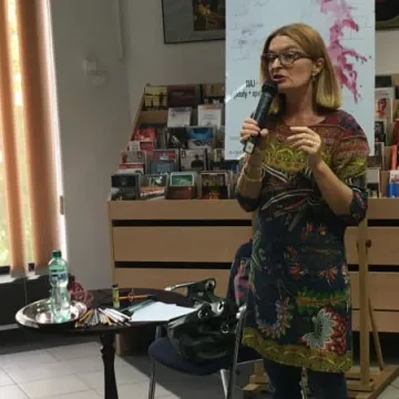 Spotkanie młodzieży z pisarką w bibliotece