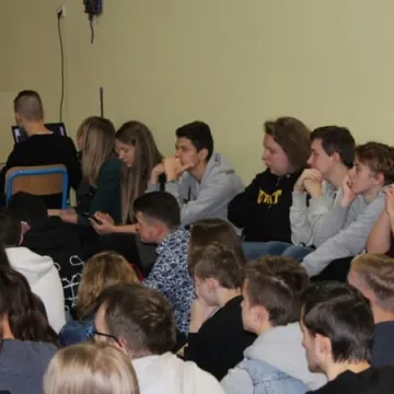 Mówca Łukasz Krasoń motywował uczniów Elektryka