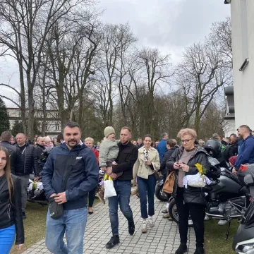 Tłumy motocyklistów i mieszkańców w Strzałkowie. Kolejna Moto Święconka za nami