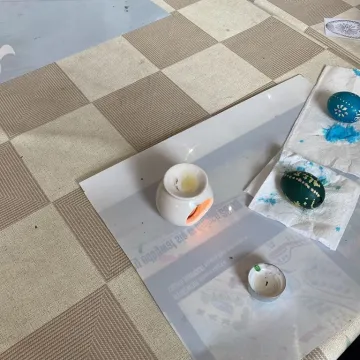 Powrót do korzeni. Uczestnicy warsztatów tworzyli pisanki batikowe w Muzeum Regionalnym w Radomsku