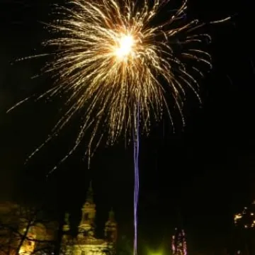 Noworoczne fajerweki na placu 3 Maja