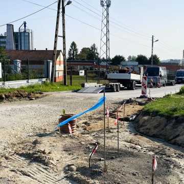 Przedsiębiorcy i mieszkańcy ul. Pajdaka w Radomsku skarżą się na małą ilość miejsc parkingowych