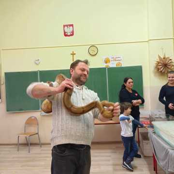 WOŚP 2023: W Gomunicach kwestuje m.in. wąż oraz legwan Stefan