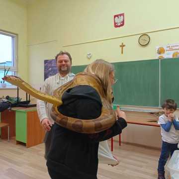 WOŚP 2023: W Gomunicach kwestuje m.in. wąż oraz legwan Stefan