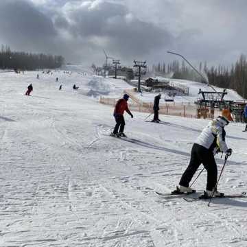Tłumy narciarzy na Górze Kamieńsk