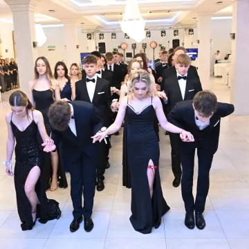 Pamiątkowe długopisy dla maturzystów. Studniówka w Liceum Ogólnokształcącym w Przedborzu