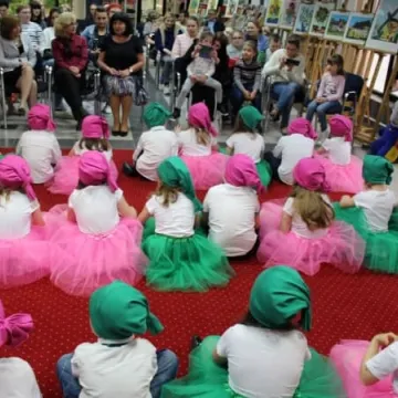 Pasowanie nowych czytelników biblioteki w Radomsku