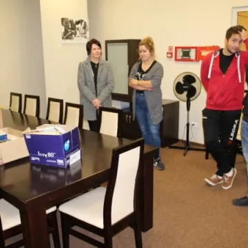 Elektryk obdarowuje szpital