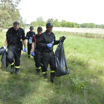 Setki kilogramów śmieci usunięto z Warty